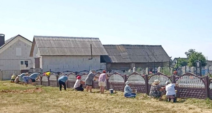 Жители деревни Городище покрасили ограждение на гражданском кладбище