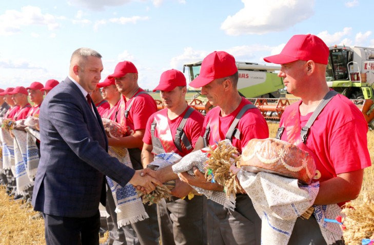 Дали старт жатве: районные «Зажынкі» прошли на одном из полей ОАО «Козловичи-Агро»