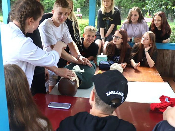 Слуцкие спасатели посетили детский оздоровительный лагерь «Зорька»