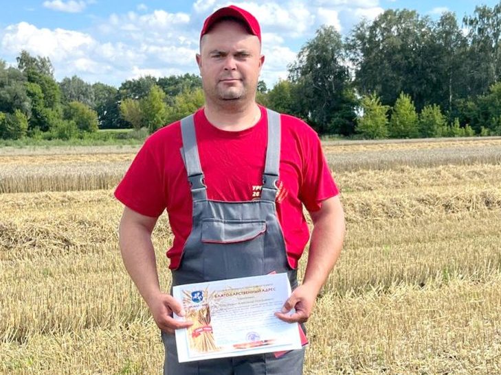 Водитель ОАО «Козловичи-Агро» Александр Прокопович первым в Слуцком районе перевез более двух тысяч тонн зерна