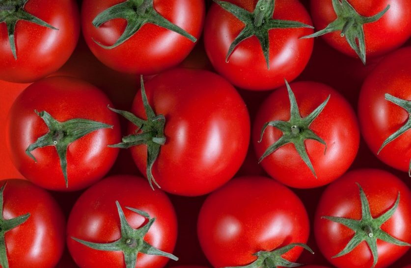 Ежевика, персики и виноград