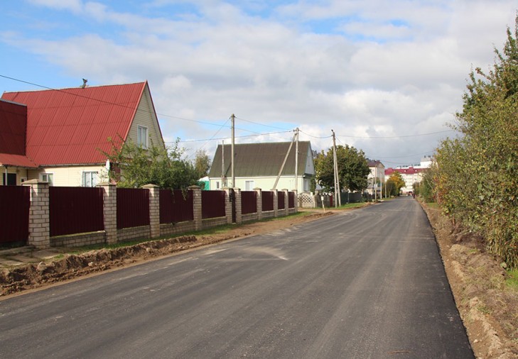 Новое асфальтовое покрытие укладывают на некоторых улицах города