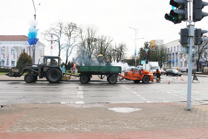Фотофакт: работники Слуцкого ЖКХ выполняют ямочные ремонты по улице Ленина