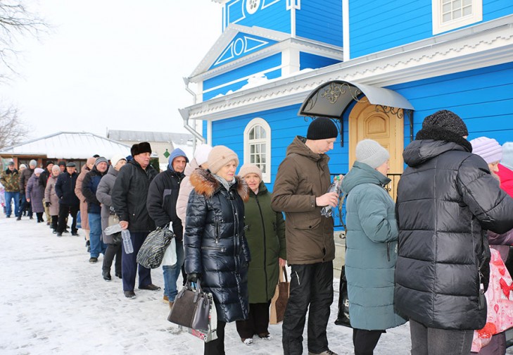 Православные отмечают Крещение: в храмах освященная вода