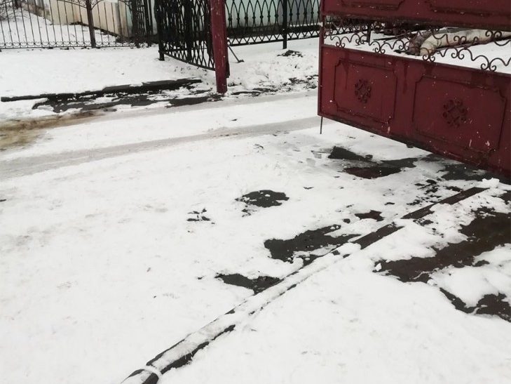 Мусор около входа на рынок убрали