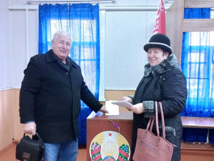 Активно голосуют слутчане на участке для голосования №35 в Новодворцах