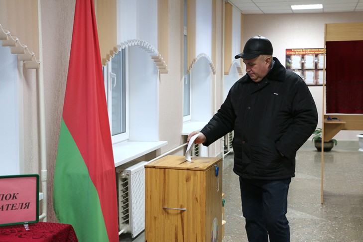 Свой выбор в единый день голосования некоторые слутчане сделали в первые минуты работы участка для голосования