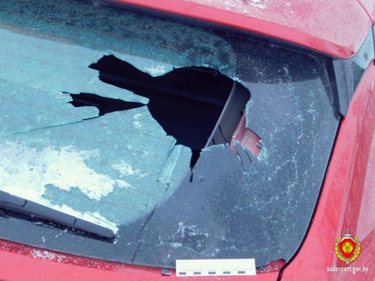 След обуви, изъятый экспертами около беспричинно разбитого автомобиля, указал на жителя Слуцкого района