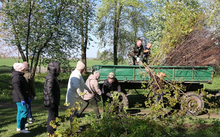 Во время республиканского субботника на кладбище по ул. 14 Партизан убирали территории