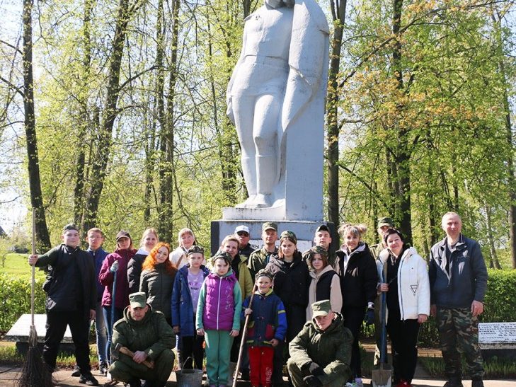 В Новодворцах наводили порядок на территории возле памятника воинам-землякам