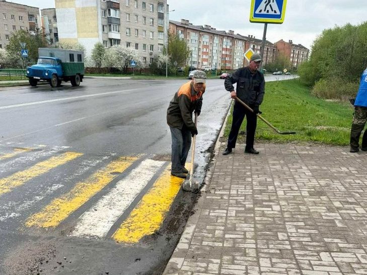 Работники Слуцкого ЖКХ проводят работы по очистке ливнесточных решеток по ул. Тройчанской в Слуцке