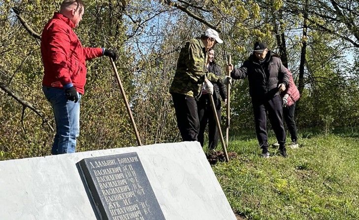 В Козловичском сельсовете благоустраивали воинские захоронения, занимались озеленением