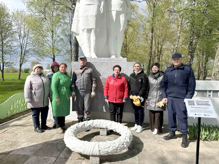 Сотрудники прокуратуры Слуцкого района благоустроили братскую могилу в д. Селище