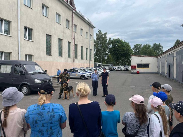В Слуцке школьники посетили РОВД