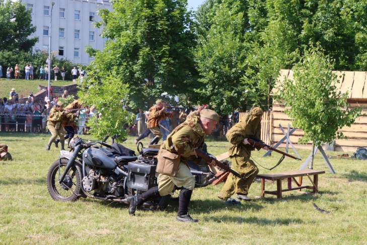 К 80-летию освобождения Слуцка показали реконструкцию «Наша история». Фоторепортаж