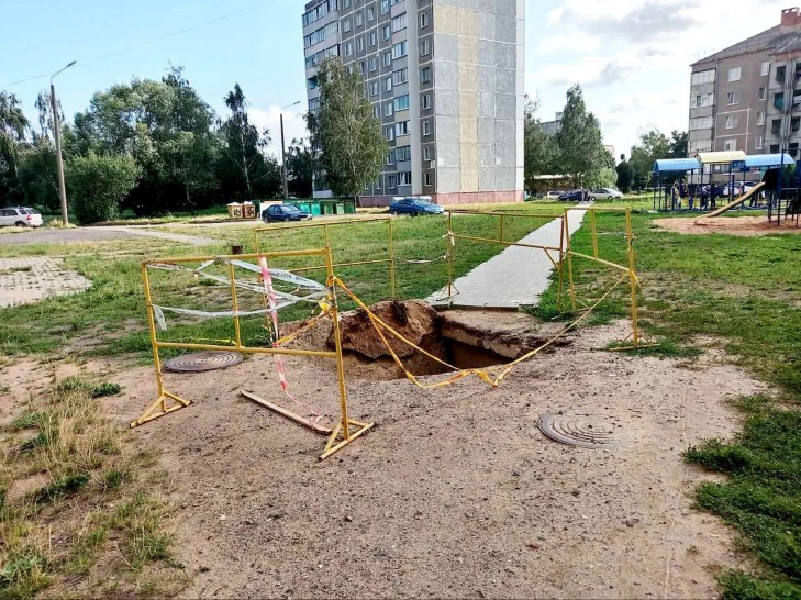 Провал возле тротуара обещают заделать