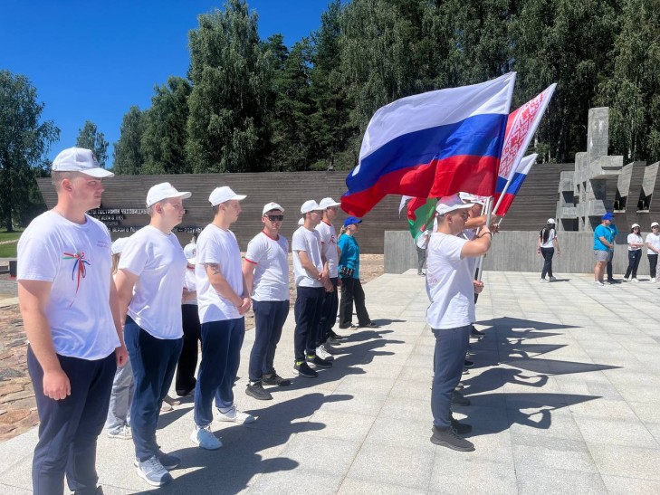 Участники автопробега «Дороги славы – наша история» посетили мемориальный комплекс «Хатынь»