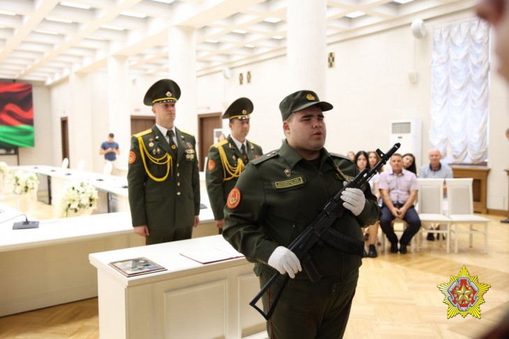 Победитель шоу «Фактор.by», слутчанин Даниил Савеня произнес слова клятвы на верность Родине