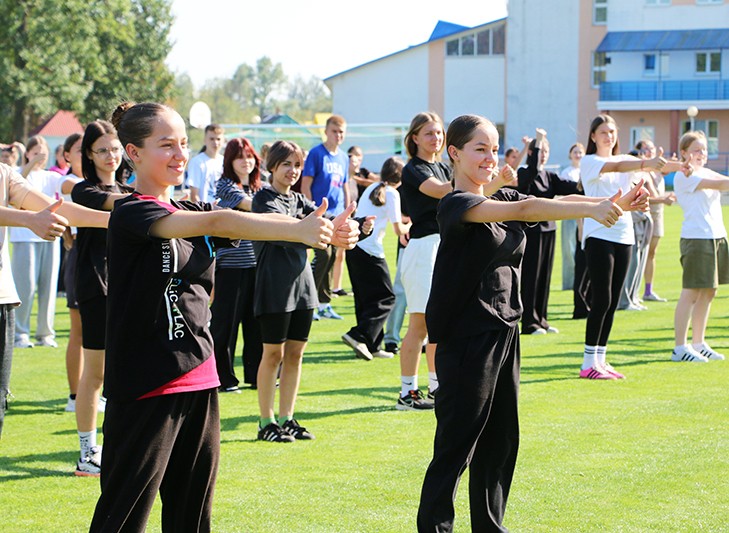 Более 200 молодых людей приняли участие в “народной зарядке” на городском стадионе