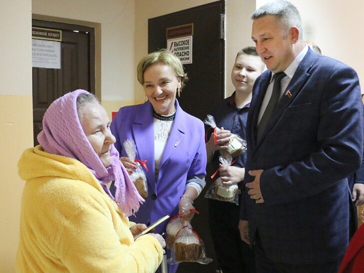 Сладкие подарки, куличи и развлекательная программа