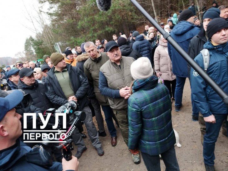 Пикет по сбору подписей для выдвижения Александра Лукашенко кандидатом в Президенты проходит на чемпионате по колке дров