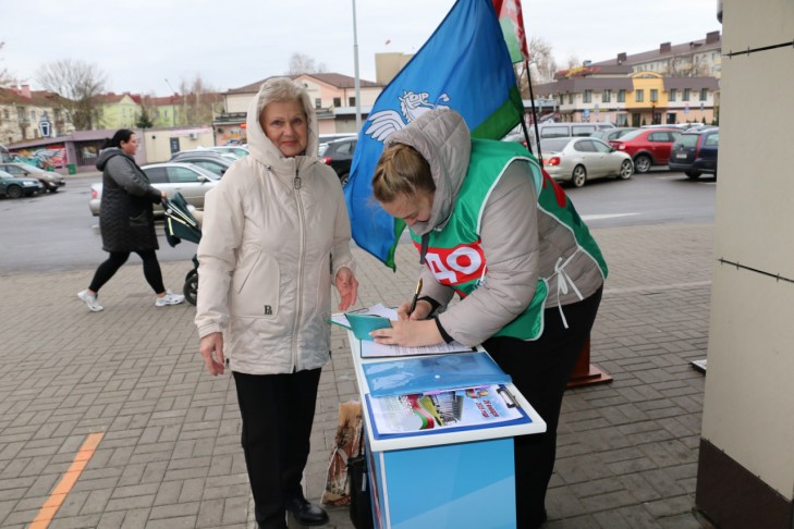 На Слутчине продолжаются пикеты в поддержку выдвижения потенциальных кандидатов в Президенты Беларуси