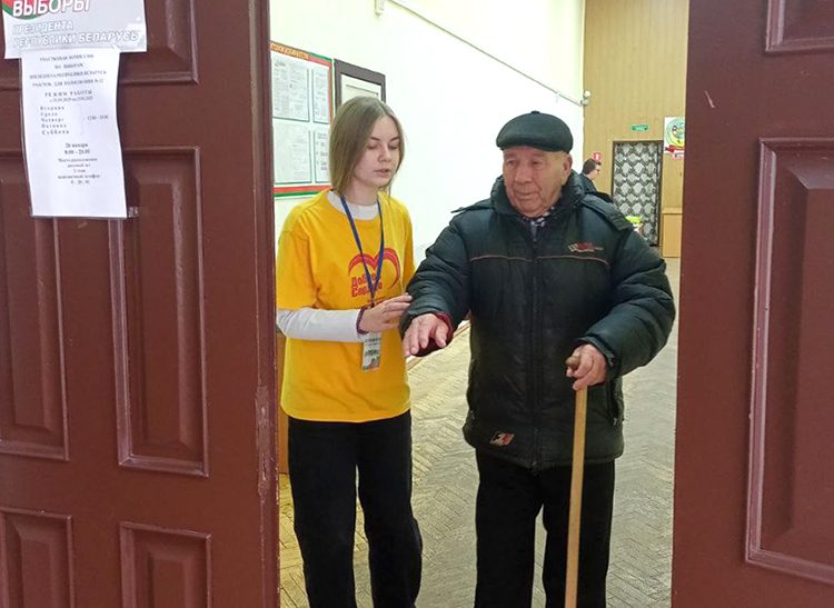 Волонтеры и бойцы МООП БРСМ оказывают помощь гражданам на участках для голосования