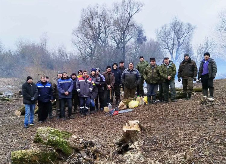 Наведение порядка – дело общее. Жители агрогородка Греск очищают территорию около водоема