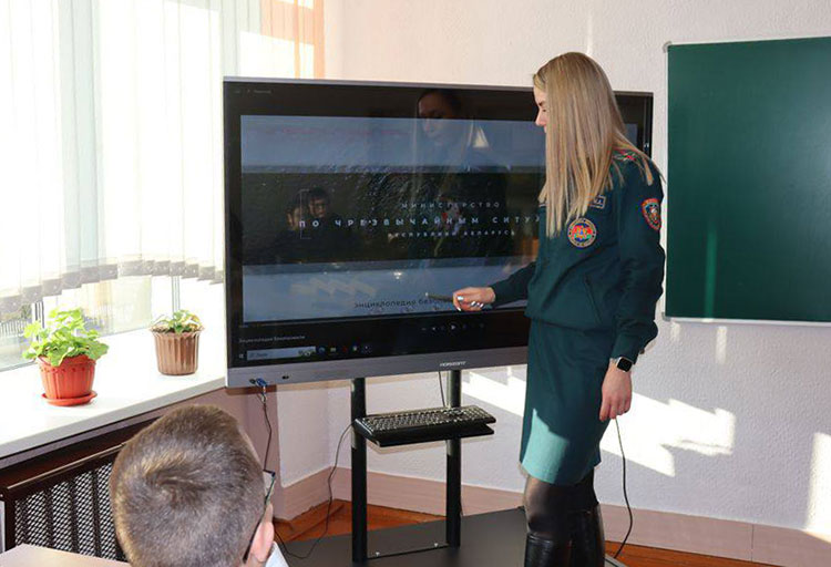 Спасатели провели тематический урок по безопасности с учащимися среднего звена  ГУО «Подлесская средняя школа»