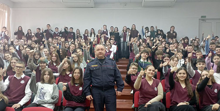 В рамках единого дня информирования, курсанты Академии МВД совместно с сотрудниками инспекции по делам несовершеннолетних Слуцкого РОВД посетили учебные заведения Слутчины