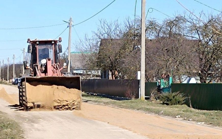В рамках субботнего марафона, приуроченного к Году благоустройства, в Квасыничах подсыпают дорогу
