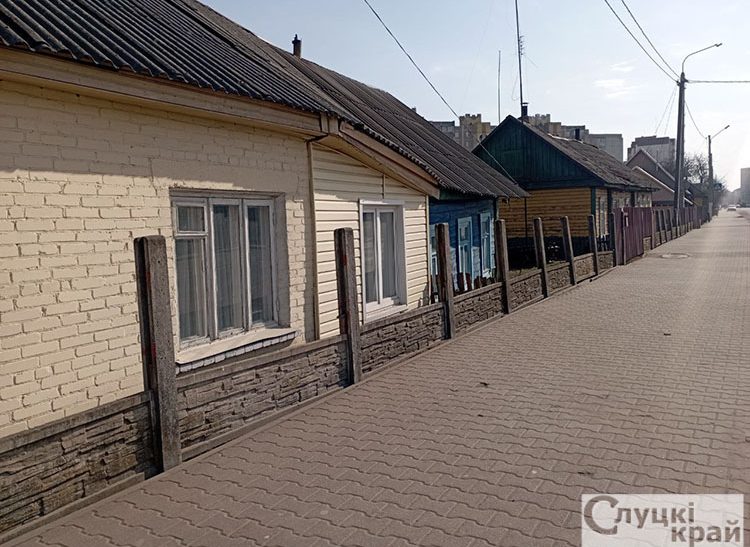 На улице 14 Партизан в Слуцке демонтируют старые заборы
