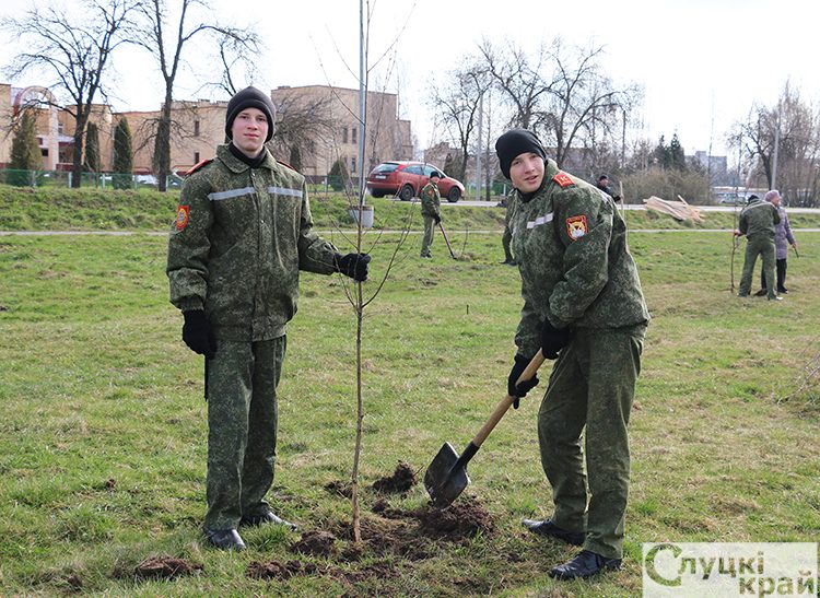 Учащиеся Минского областного кадетского училища и сотрудники Слуцкого РОЧС приняли участие в акции по озеленению во время республиканского субботника