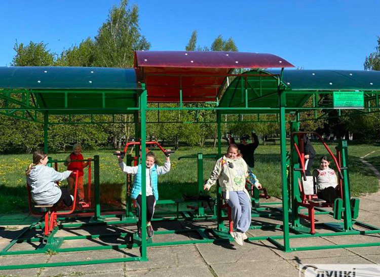 В деревне Квасыничи установили антивандальную спортивную площадку