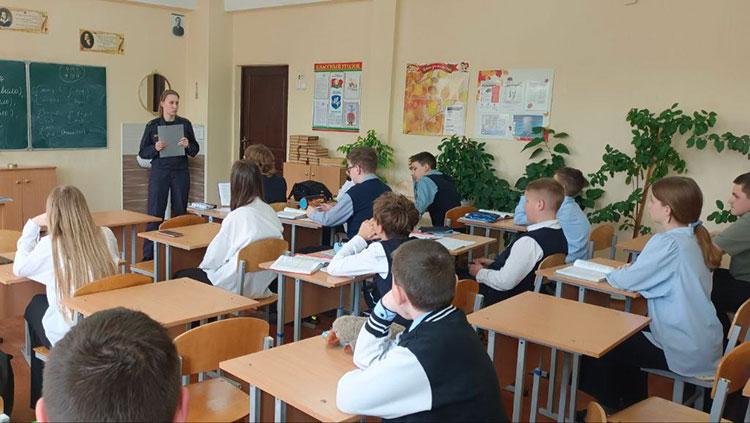 Об ответственности подростков за преступления и правонарушения рассказали учащимся школ Слуцка
