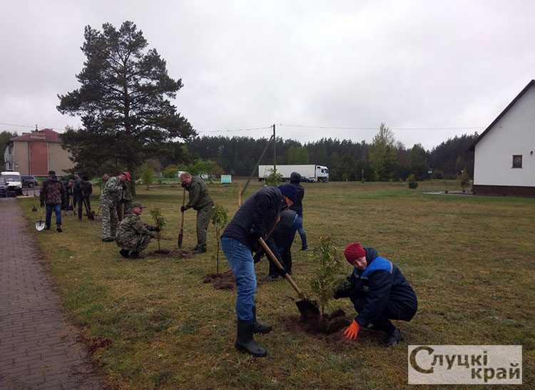 На Слутчине прошел депутатский субботник
