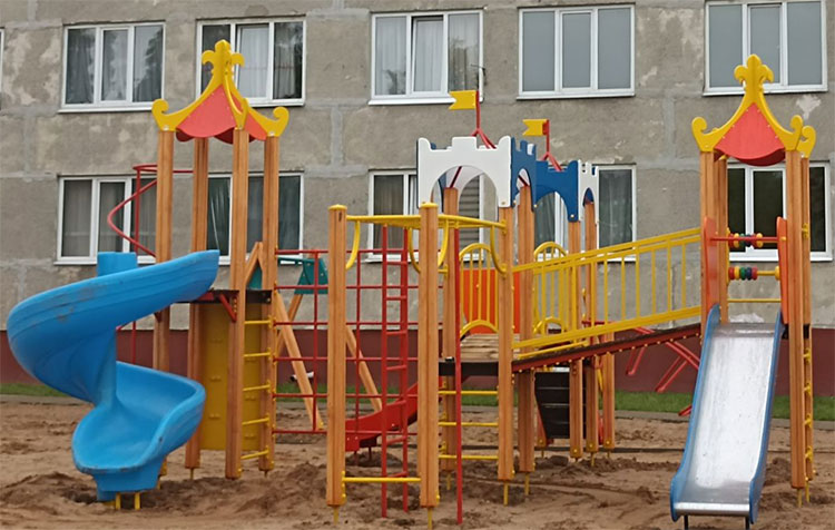Детский игровой комплекс устанавливают на улице Молодежной в Слуцке