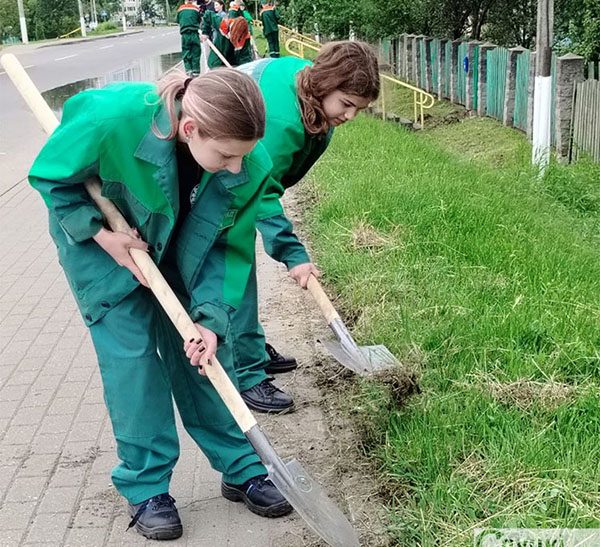 Первый студенческий отряд экологической направленности на базе КУП «Слуцкое ЖКХ» «Зеленый десант» начал работать на Слутчине