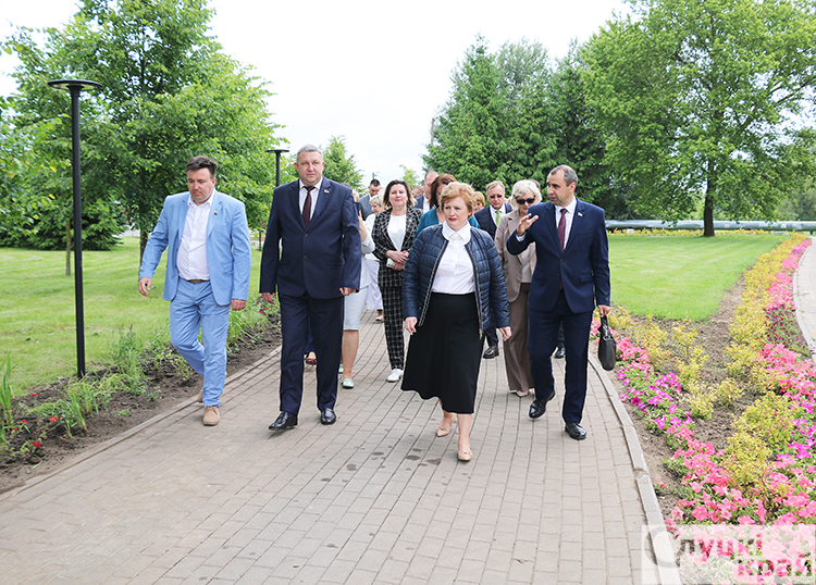 Совместную работу депутатского корпуса и субъектов хозяйствования обсудили в Слуцке участники выездной сессии областного Совета депутатов
