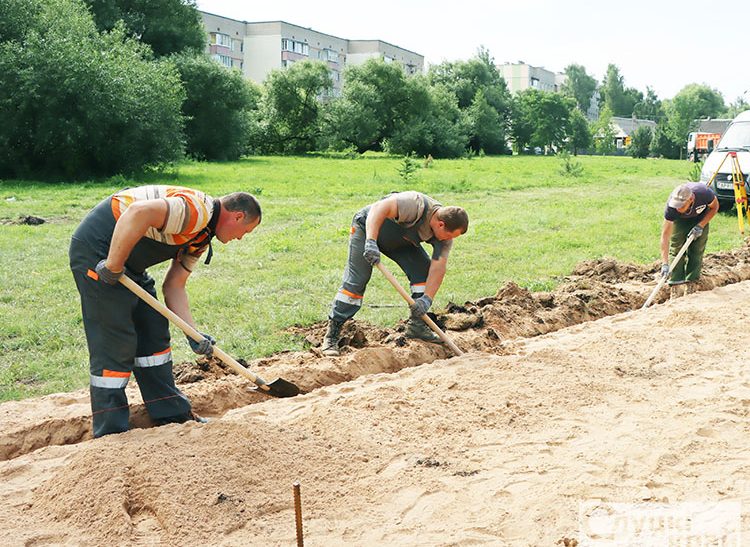 Устройство тротуара вдоль набережной реки Случь ведут в Слуцке