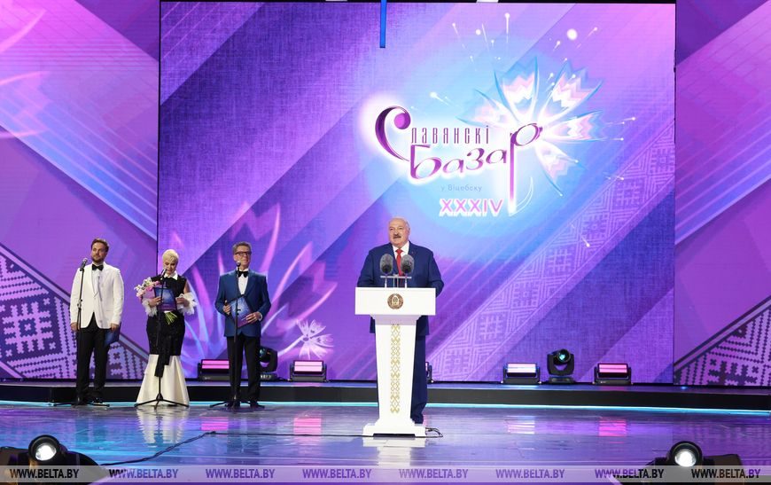 Лукашенко: в век глобальных перемен обязательно нужно сохранить свои самобытность, культуру и традиции