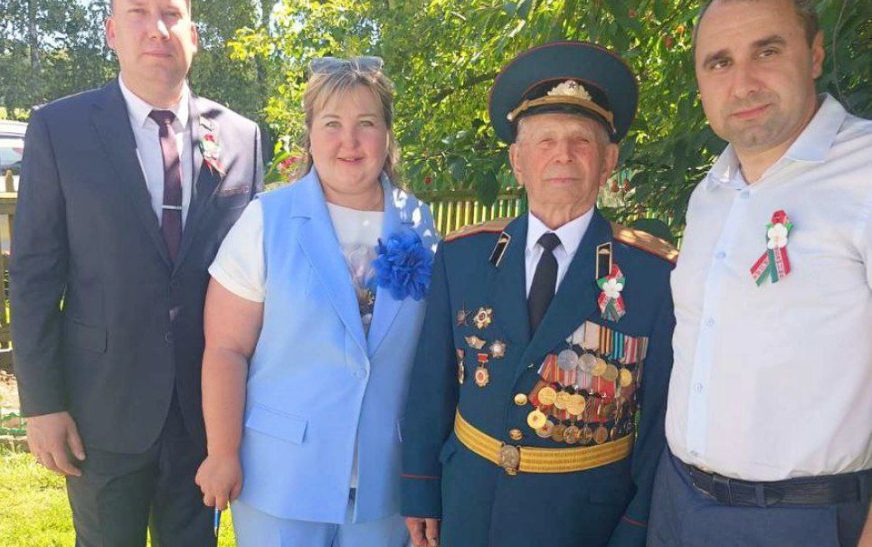 Депутаты поздравили ветеранов с Днём Независимости