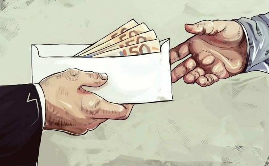 Обеспечивали сотрудничество за взятки