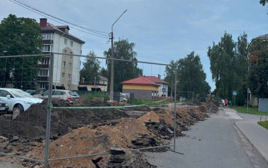 На улице Парижской Коммуны приступили к капремонту канализационной сети