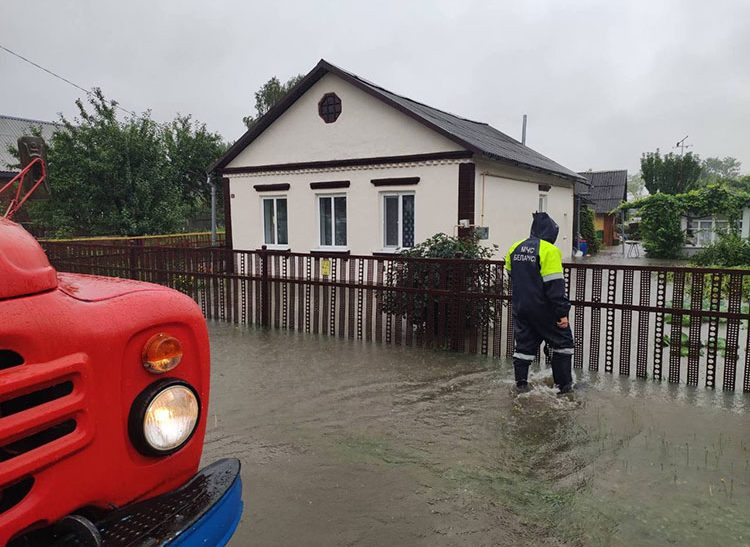 Слуцкие спасатели оказывают помощь по откачке воды
