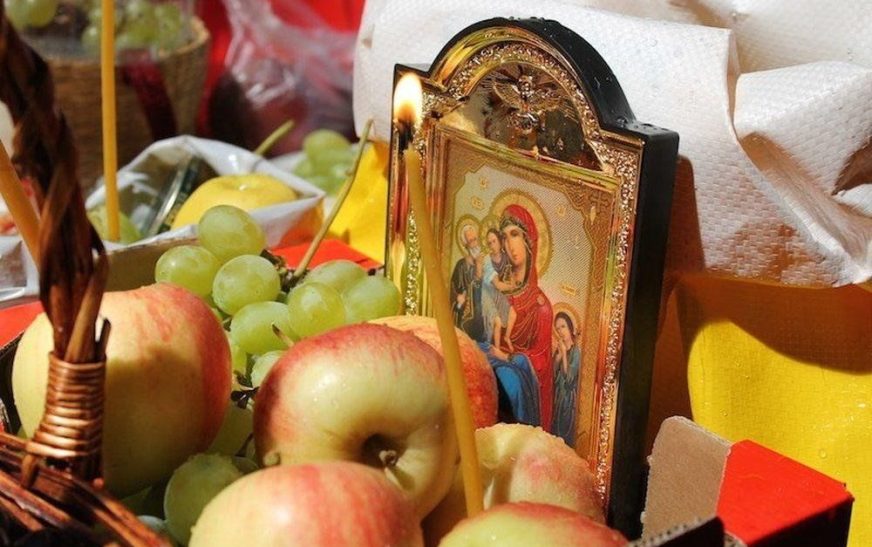 Православные верующие празднуют Преображение Господне