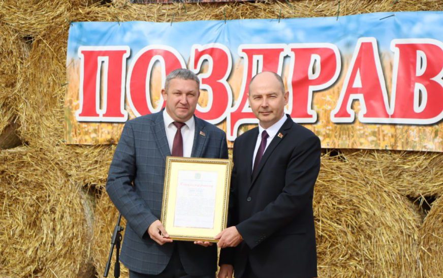 Алексей Кушнаренко поблагодарил аграриев Слутчины за 200-тысячный намолот и работников ОАО «Кухчицы» за достижение рекордных результатов в работе