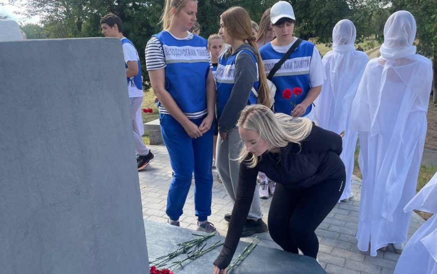 Участники областного велопробега молодых педагогов возложили цветы на мемориальном комплексе в Переходах
