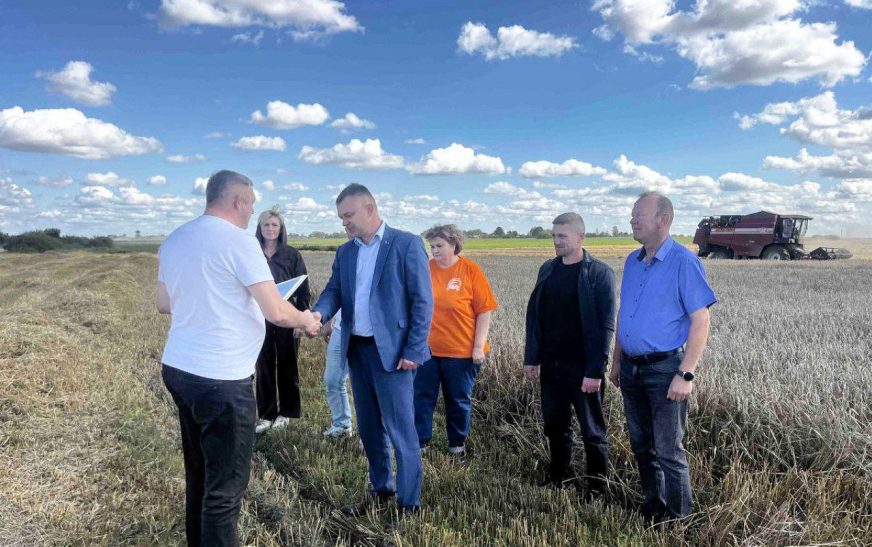 Поздравили с намолотом 10 000 тонн зерна
