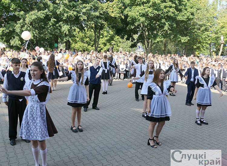 Ярко, волнительно, празднично прошла линейка в День знаний в средней школе №12
